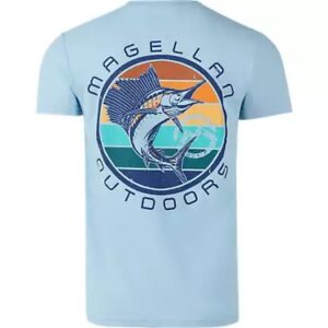 Playera en manga corta Magellan Outdoors de Hombre “Salt Water Logo Sail”